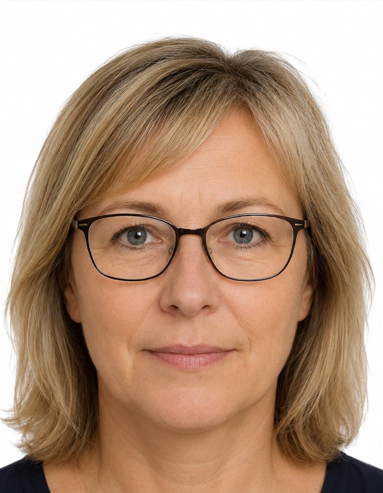 Beispiel für ein professionell aufgenommenes Passbild einer Frau mit Brille