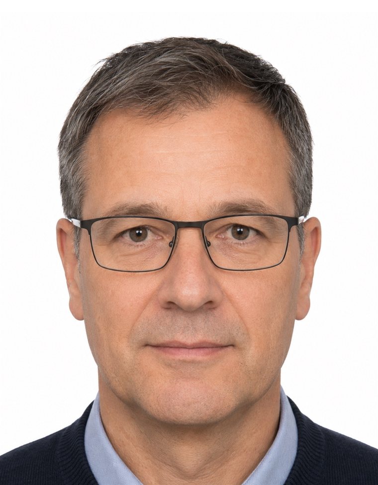 Beispiel für ein klassisches biometrisches Passbild eines Mannes mit Brille